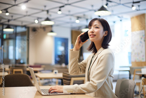 Wallpaper Mural オフィス内でスマートフォンで電話をする日本人女性 Torontodigital.ca