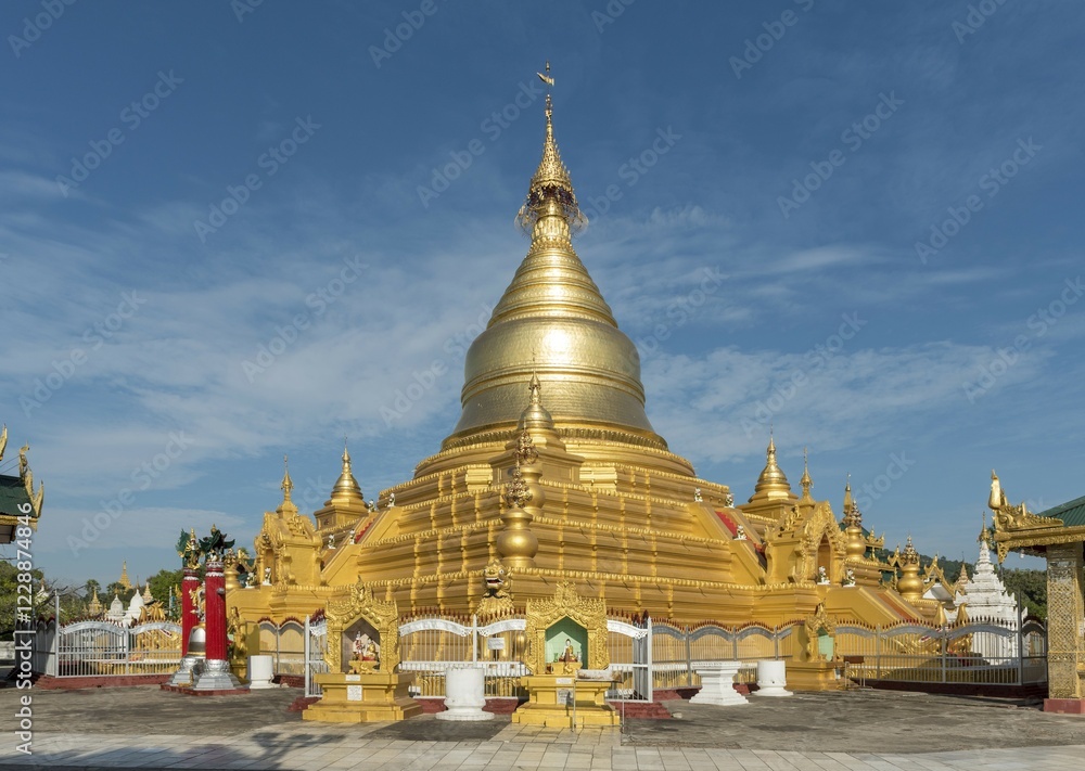 Fototapeta premium Gilded stupa of Kuthodaw Pagoda, Mandalay, Myanmar, Asia