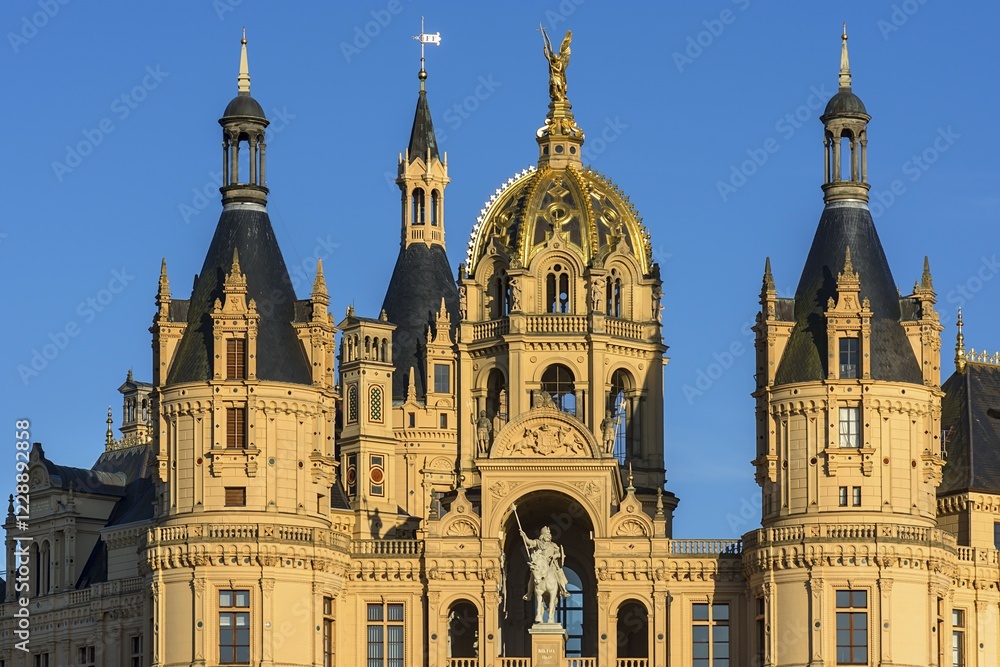 Main facade with equestrian statue of the Abodritenfürsten Niklot I, Schwerin Castle in the evening light, Schwerin, Mecklenburg-Vorpommern, Germany, Europe Main facade with equestrian statue of the Abodritenfürsten Niklot I, Schwerin Castle in the evening light, Schwerin, Mecklenburg-Vorpommern, Germany, Europe