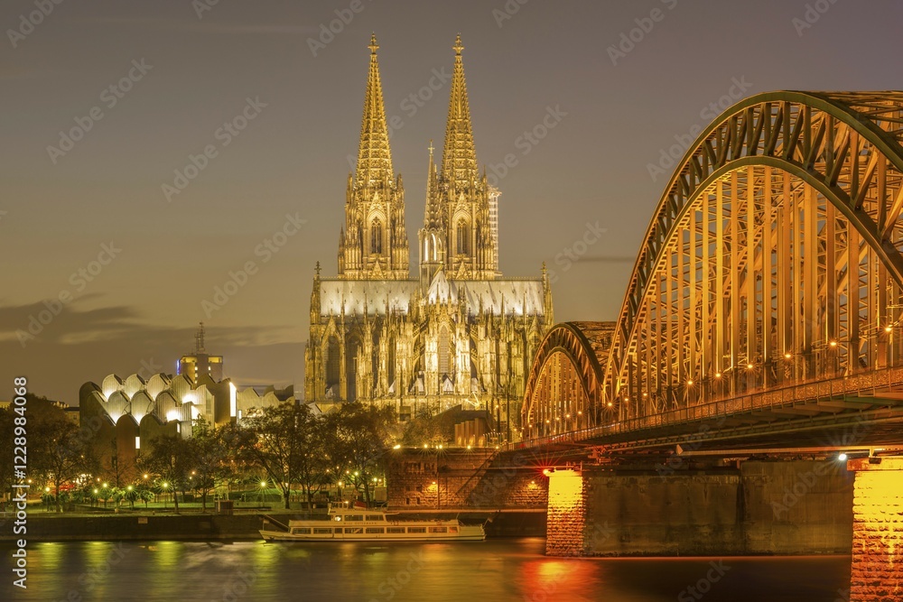 Obraz premium Philharmonics, Cologne Cathedral, Hohenzollern Bridge, Cologne, Rhineland, North Rhine-Westphalia, Germany, Europe