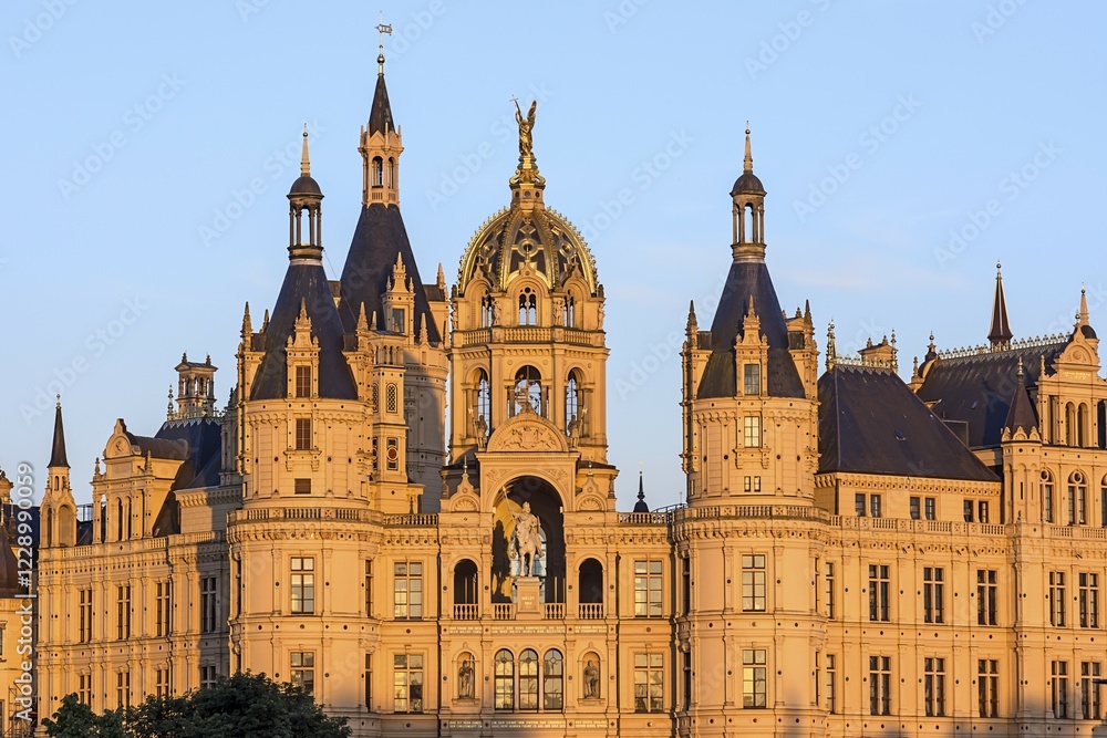 Fototapeta premium Schwerin Castle in the evening sun, Schwerin, Mecklenburg-Western Pomerania, Germany, Europe