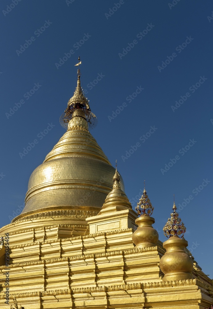 Naklejka premium Golden stupa of Kuthodaw Pagoda, Mandalay, Myanmar, Asia