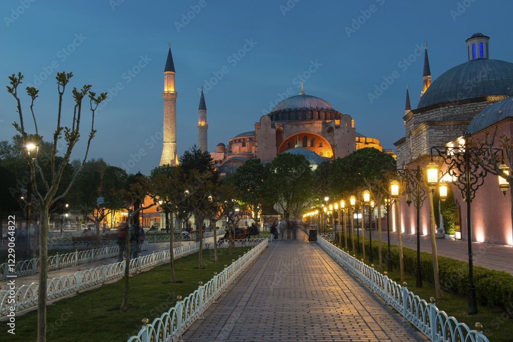 Fototapeta premium Hagia Sophia, Ayasofya mosque, illuminated, Sultanahmet, European side, Istanbul, Istanbul Province, Turkey, Asia
