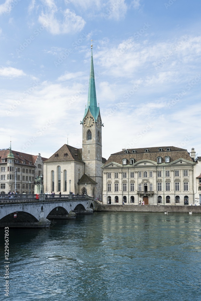 Obraz premium Muenster Bridge over the Limmat river with Fraumuenster church and the old town promenade, Zurich, Canon of Zurich, Switzerland, Europe