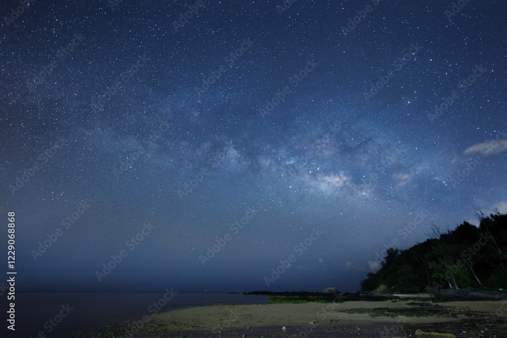 沖縄の浜辺から望む天の川