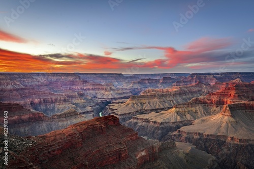 Tableau sur toile Gorge of the Grand Canyon at sunset, Colorado River, view from Hopi Point, erode