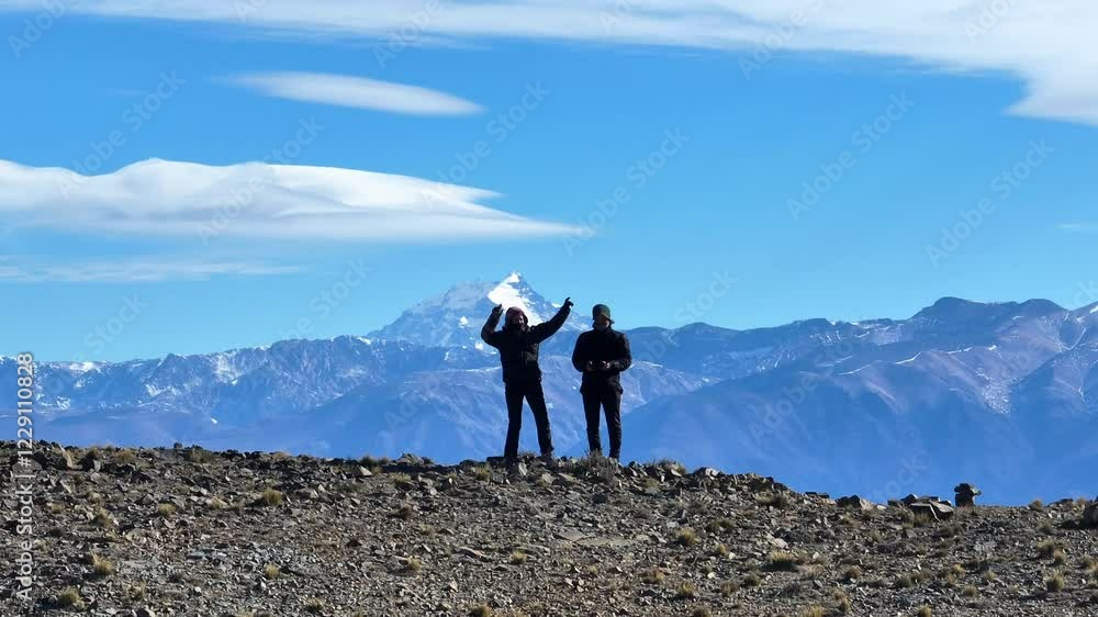 dron de pareja en la cima con el aconcagua detrás, Mendoza, cordillera de los Andes
