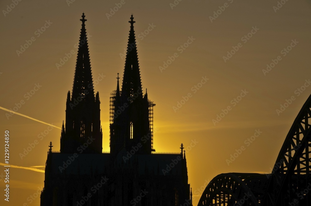 Naklejka premium Evening mood, Cologne Cathedral and Hohenzollernbrücke bridge, Cologne, North Rhine-Westphalia, Germany, Europe, PublicGround, Europe