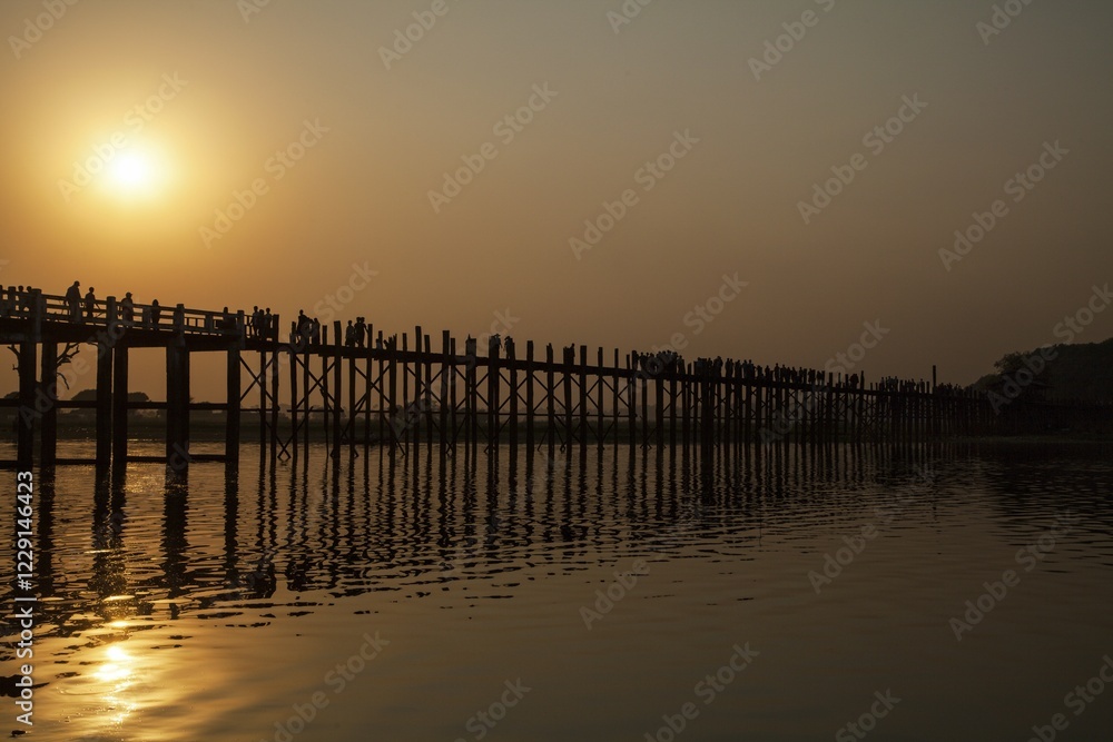 Fototapeta premium Sunset over U Bein Bridge, Taungthaman Lake, Amarapura, Myanmar, Asia