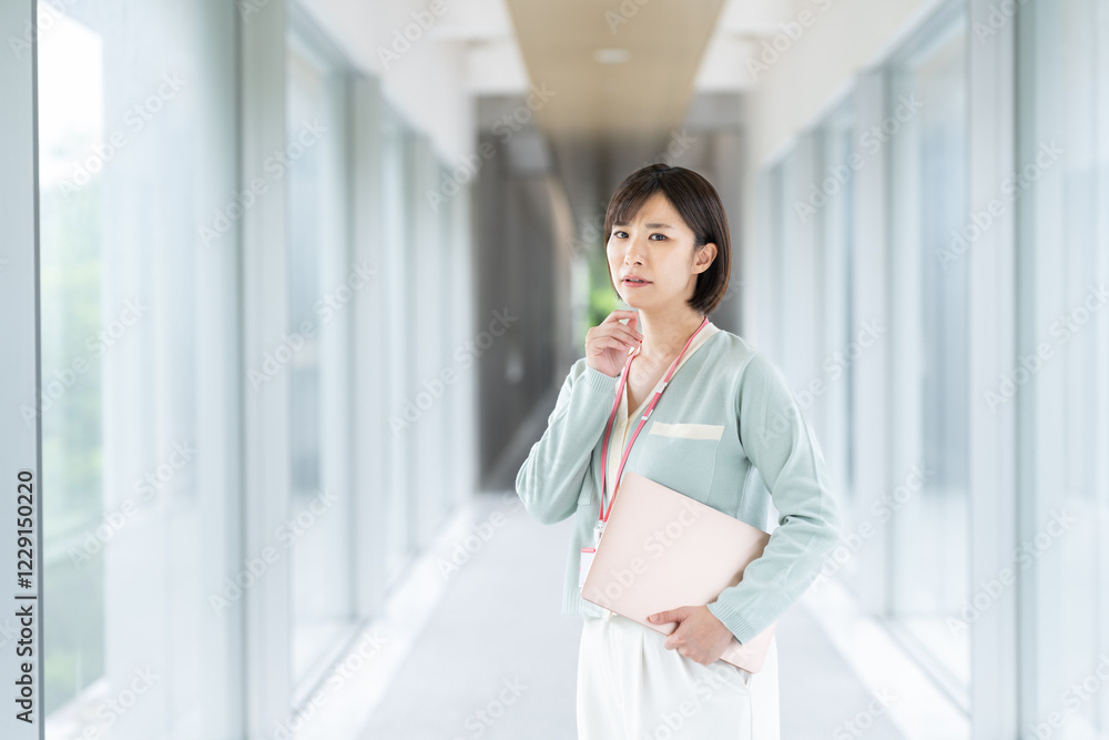 オフィスで働く若い女性のエンジニア オフィスで働く若い女性のエンジニア