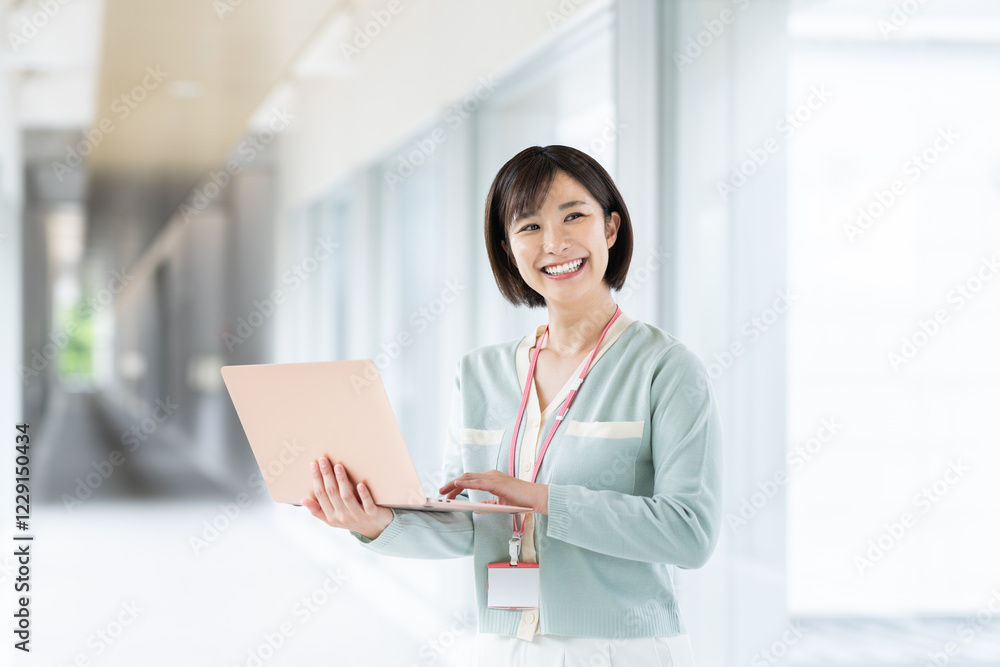 オフィスで働く若い女性のエンジニア オフィスで働く若い女性のエンジニア