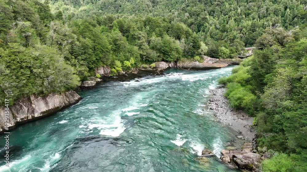 Plano de dron en el río Futaleufú, Patagonia, Chile Plano de dron en el río Futaleufú, Patagonia, Chile