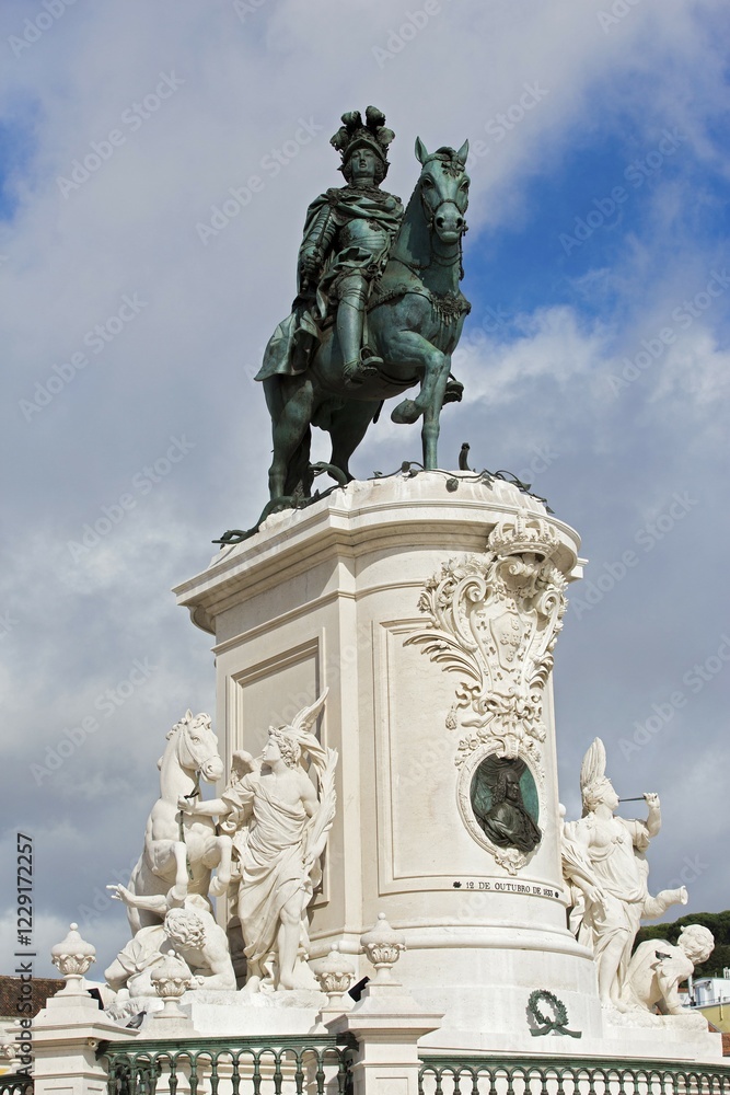 Obraz premium Equestrian statue of King José I, Praça do Comércio, Lisbon, Portugal, Europe