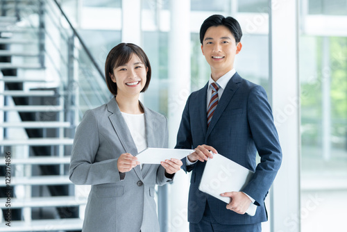 オフィスで働くビジネスマン