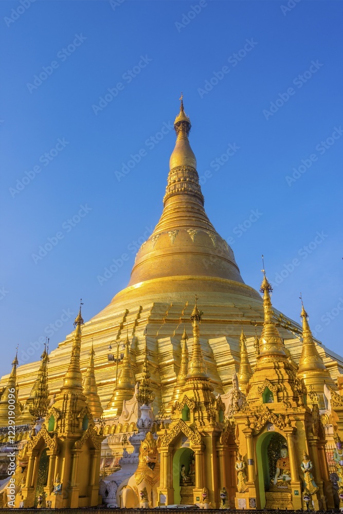 Fototapeta premium Golden Shwedagon Pagoda, main stupa, stupa, Shwedagon Paya, Shwedagon, Rangoon, Myanmar, Asia
