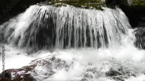 段差を落ちて水しぶきを上げる川の流れ