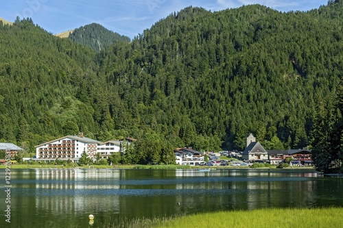 Arabella Alpenhotel, hotel, with lake and town of Spitzingsee, Schliersee, Rauhkopf mountain behind, Mangfall mountains, Bavarian Prealps, Upper Bavaria, Bavaria, Germany, Europe