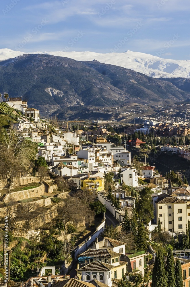 Naklejka premium View of Granada, Sierra Nevada with snow in background, Andalucía, Spain, Europe