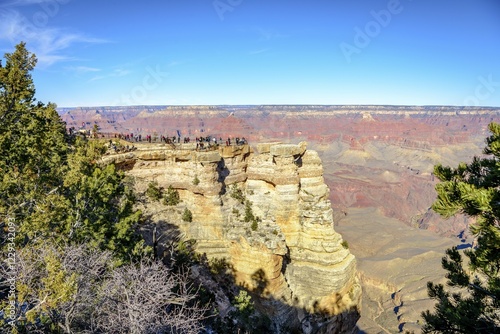 Tableau sur toile View to Mather Point with visitors, tourists, eroded rocky landscape, South Rim,
