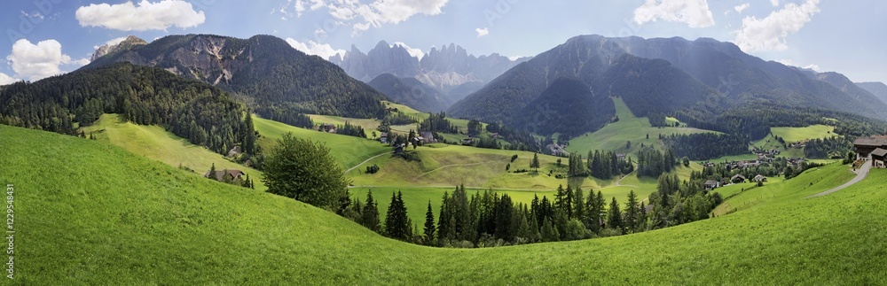 Obraz premium Panoramic view above S. Magdalena on the Bergbauernweg trail, Villnoesstal valley, province of Bolzano-Bozen, Italy, Europe
