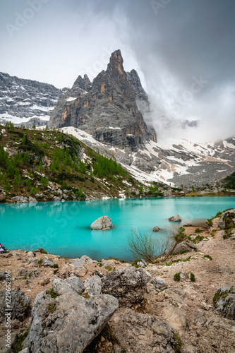 Obraz na płótnie Panoramic view of Lago Sorapis in the Dolomites (Dolomiti, Dolomiten), Italy. The turquoise lake is surrounded by towering cliffs and mountains, a popular spot for hikers and nature lovers w salonie