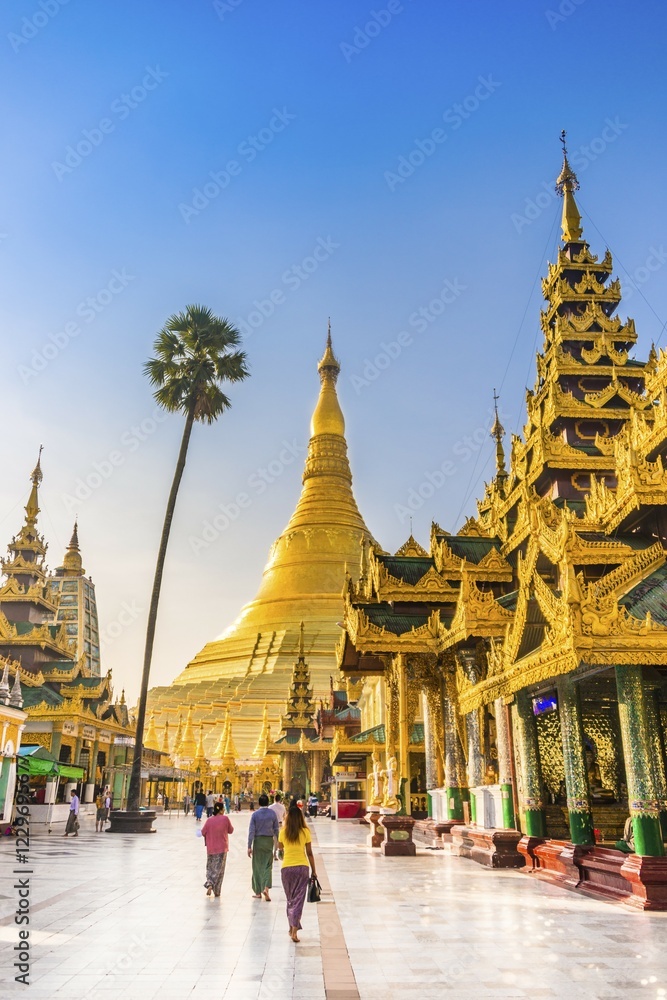 Fototapeta premium Golden Shwedagon Pagoda, main stupa, stupa, Shwedagon Paya, Shwedagon, Rangoon, Myanmar, Asia