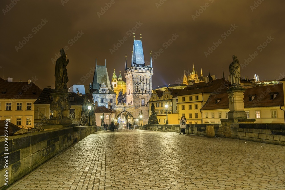 Obraz premium Lesser Town Bridge Tower, Charles Bridge, St. Vitus Cathedral, Prague Castle, Hradčany, night scene, historic centre, Prague, Bohemia, Czech Republic, Europe