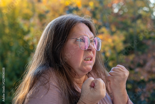 Foto Angry mature white woman 50 years old with long hair expressing stress and frust