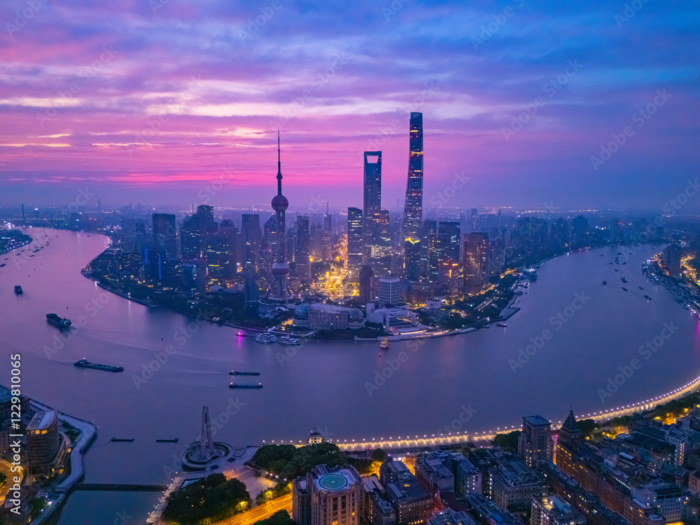 Obraz premium Aerial view of the beautiful fire clouds at sunrise in Shanghai