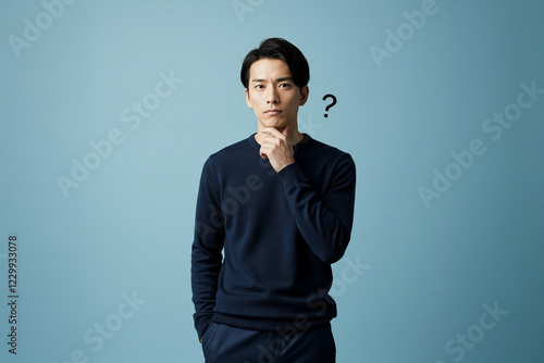 疑問を持つ男性、考えるポーズ、悩み、はてな