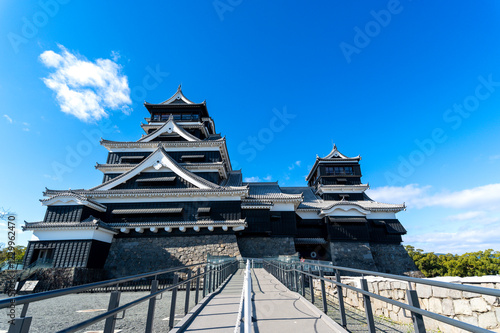 Obraz na płótnie Tourist take photo Kumamoto Castle view from terrace and balcony in sunny blue sky day, Kumamoto, Japan.. the Kumamoto castle was a large and well-fortified castle. w salonie
