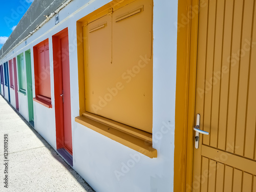 Pastellfarbene Badehäuser am Strand von Le Tréport, Normandie photo