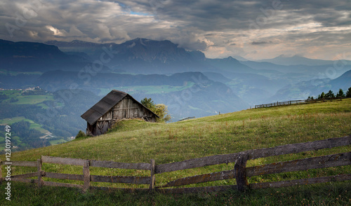 Vieux cabanon d'alpage, Trentin Haut Adige, Tyrol Sud, Italie