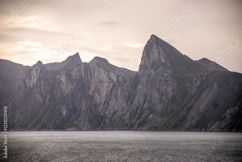 Konstfotografi markante berge die aus dem meer kommen