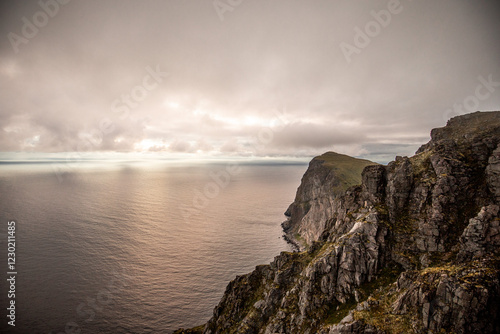 norwegische schroffe felsige küstenlandschaft photo