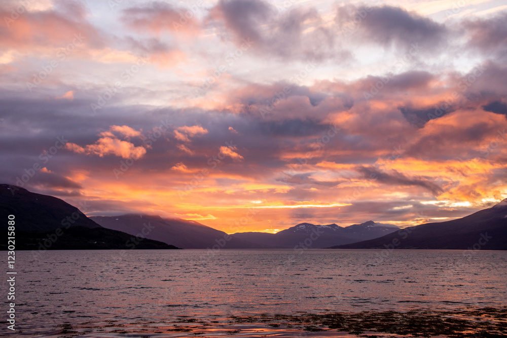 Sonnenaufgang über dem Meer mit Bergen im Hintergrund Sonnenaufgang über dem Meer mit Bergen im Hintergrund