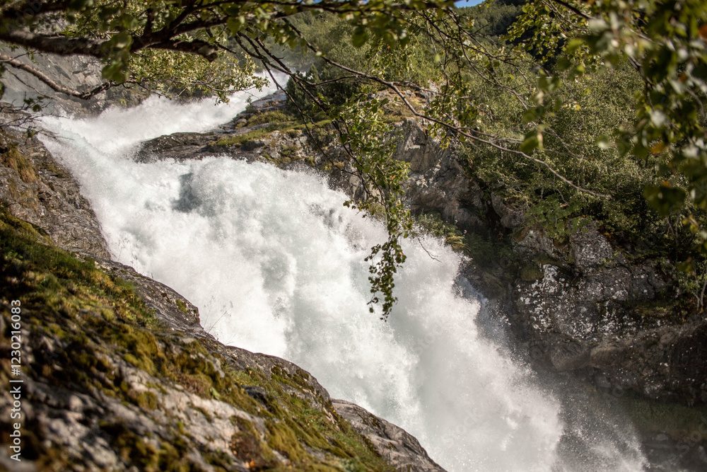 Naklejka premium Wilder Wasserfall in unberührter Natur