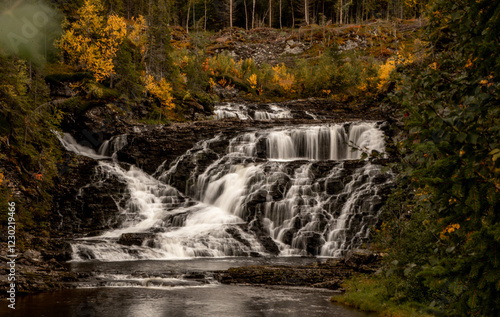 Breiter Wasserfall im Herbst photo