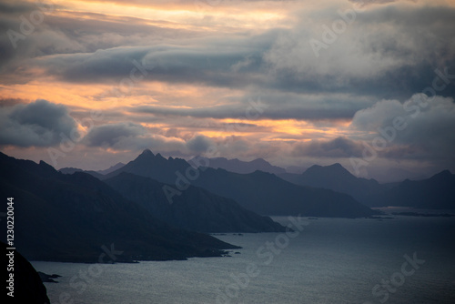 Photos Mystisches Licht beim Sonnenuntergang auf einem Berggipfel mit düsterer Wolkenst