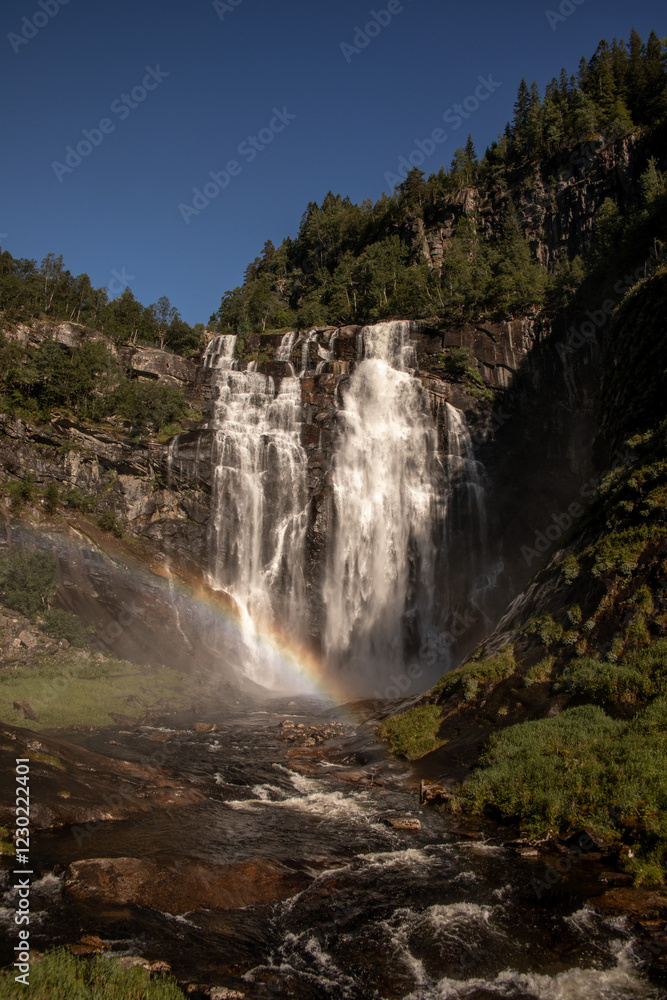 Obraz premium Wasserfall mit Regenbogen