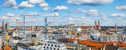 Panoramaansicht der München Großstadt Innenstadt Deutschland mit zahlreichen Baukränen, die das Stadtbild prägen und nachhaltige Architekturprojekte vorantreiben.
