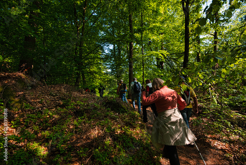 Wandergruppe auf dem Kirkeler Tafelweg im Saarland photo