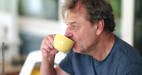Foto Older retired man taking a sip of coffee or tea