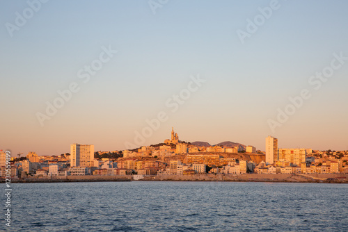 Vue sur la ville de Marseille au coucher de soleil et ligne d'horizon vue de la mer
