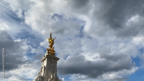 -3840 x 2160 High Resolution 4K -London Buckingham Palace Golden Sculture with Cloudy Sky
