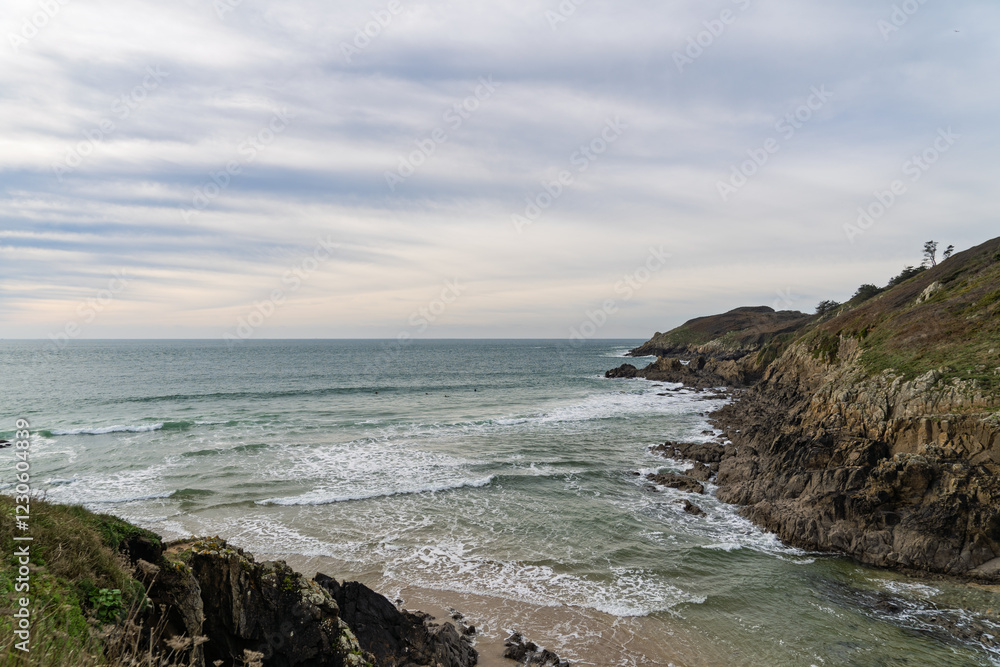L'écume blanche danse sur les vagues aux teintes émeraude sur la plage du Minou, avec un ciel d'hiver voilé et le sable clair créant un contraste apaisant. L'écume blanche danse sur les vagues aux teintes émeraude sur la plage du Minou, avec un ciel d'hiver voilé et le sable clair créant un contraste apaisant.