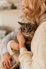 Fotobehang Tandarts Blond meisje knuffelt witte kat  © Вікторія Кузик