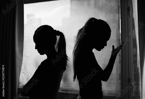 Photos Two woman having an argument, disagreement, family problems, bad relationship