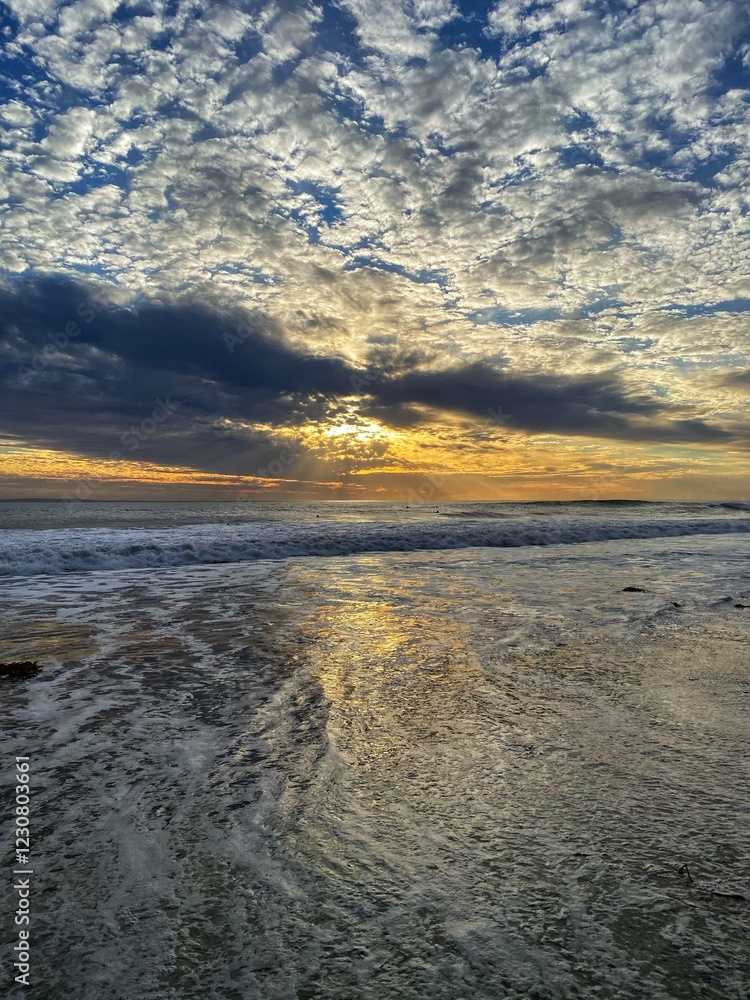 Obraz premium cloudy sunset on beach