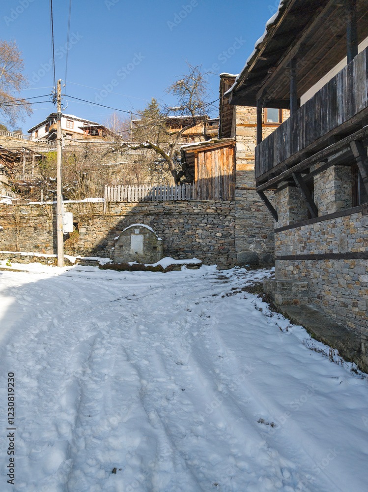 Obraz premium Winter Sunset view of Village of Kovachevitsa, Bulgaria